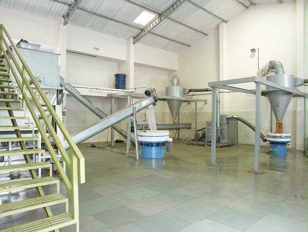 Spice grinding and blending for export